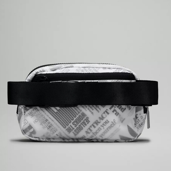 New Lululemon Everywhere Black White 1L Belt Bag - Picture 2 of 3